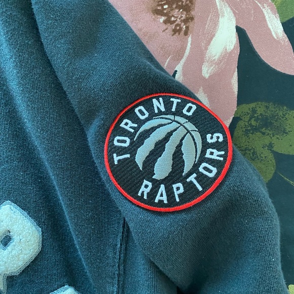 Raptors Levi’s Crewneck Sweater - Picture 3 of 6